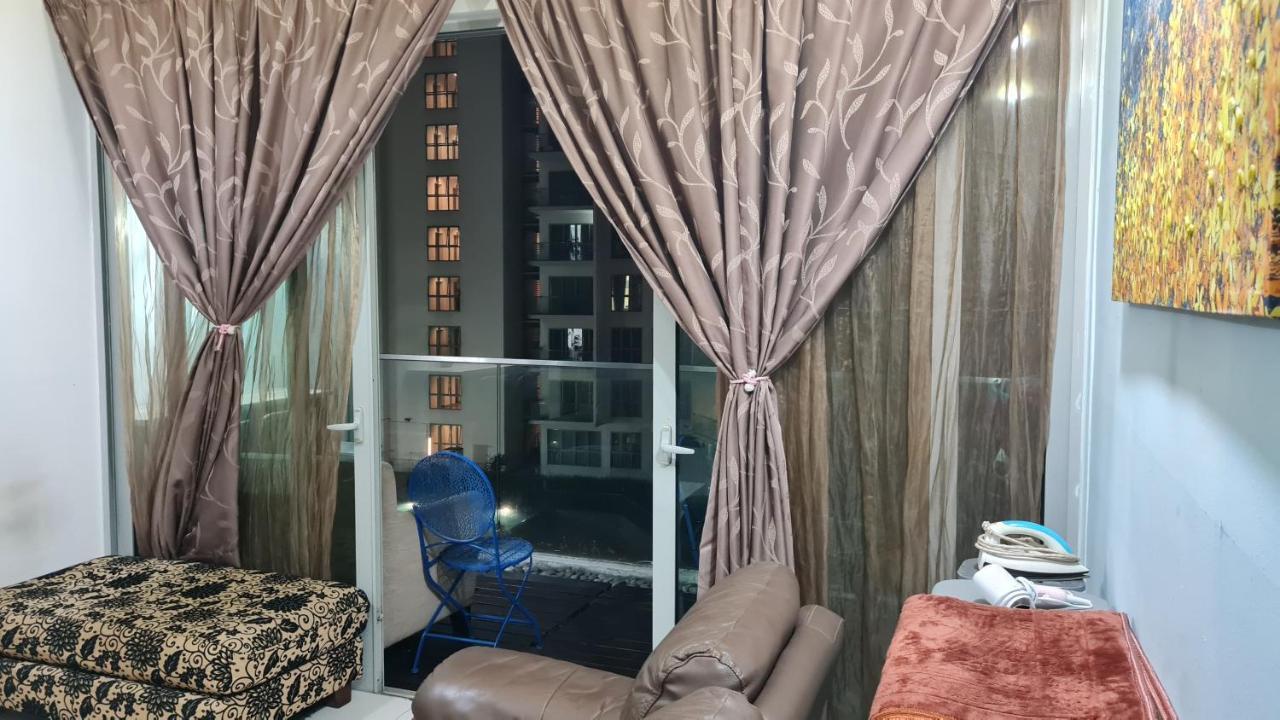 Hostel At Regalia Sky Pool 쿠알라룸푸르 외부 사진