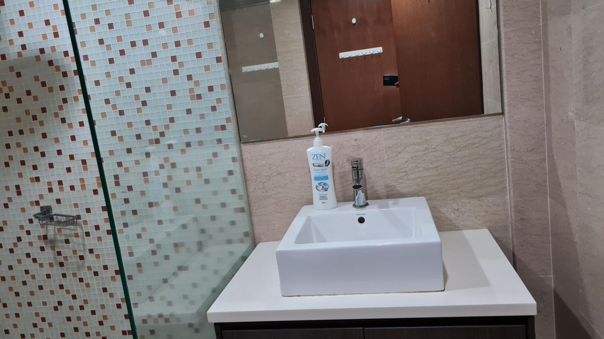 Hostel At Regalia Sky Pool 쿠알라룸푸르 외부 사진