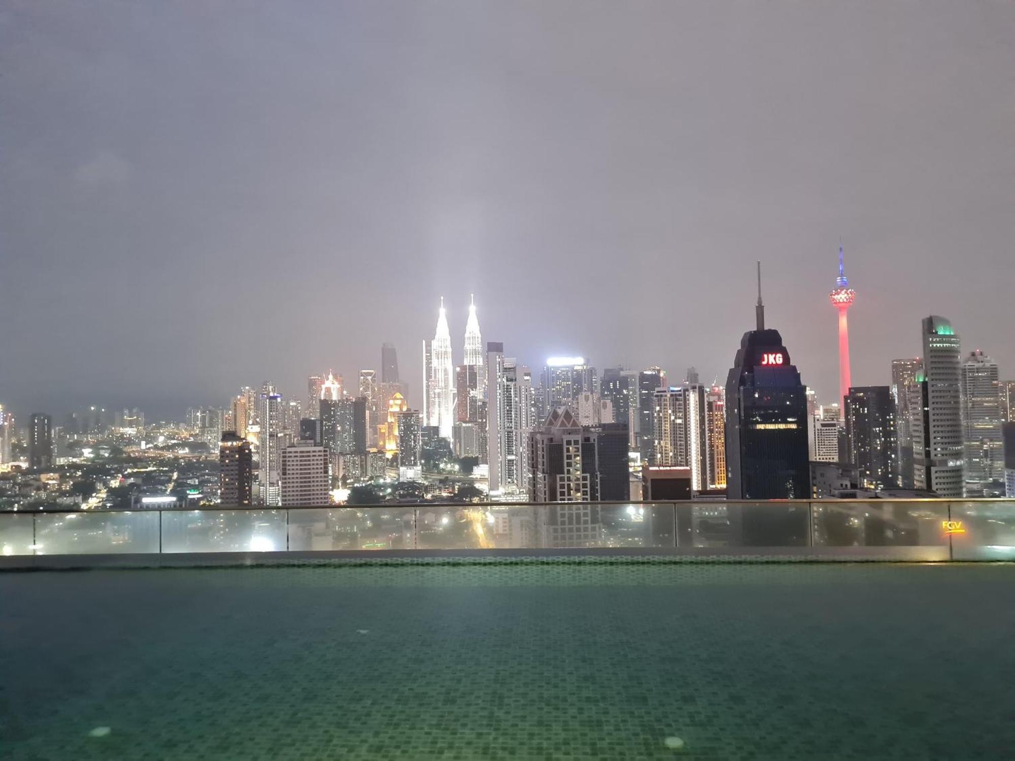 Hostel At Regalia Sky Pool 쿠알라룸푸르 외부 사진